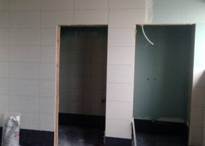 Renovatiewerken met betegelde muren en deuropeningen in aanbouw