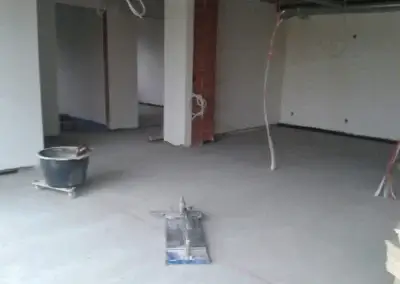 Chapevloer geplaatst in renovatieruimte met voorbereiding voor vloerafwerking